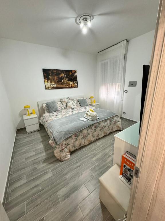 Hotel Gemma suites whole apartment, a bedroom with a large bed and a desk at Gemma suites whole apartment in Bologna