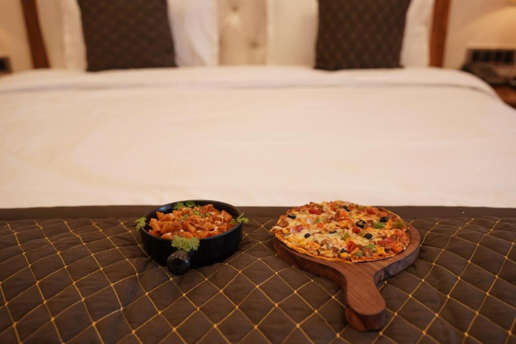Postel nebo postele na pokoji v ubytování Perfectstayz Mokshada Suites