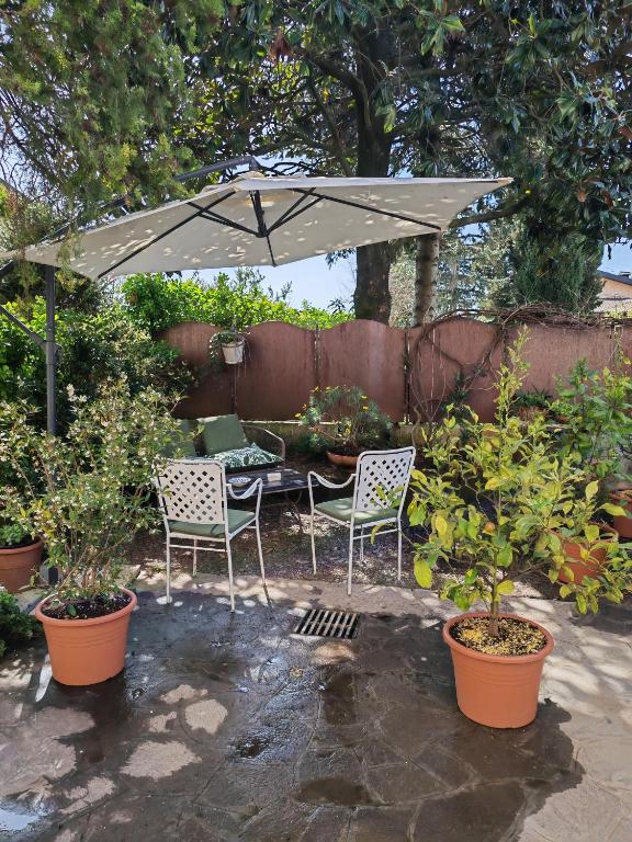 A garden outside B&B LaMaGia di Corte Moronati