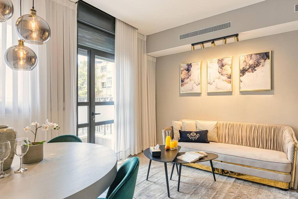 sala de estar con sofá y mesa en Wow Stylish 2 BR apartment, en Jerusalén