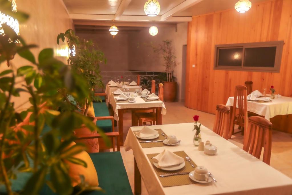 TV a/nebo společenská místnost v ubytování Riad Perle D'Eau