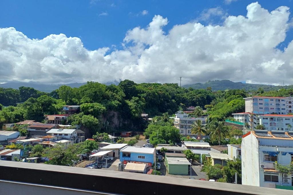roof top Papeete في بابيت: اطلاله على مدينه بها مباني واشجار
