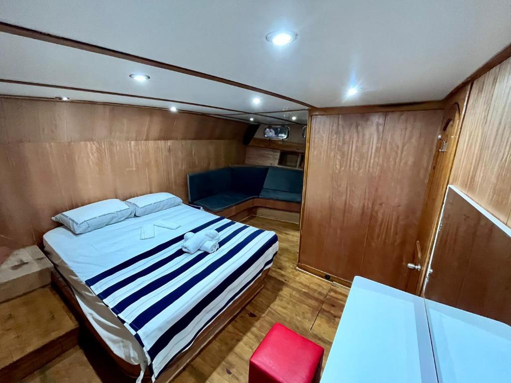 A bed or beds in a room at Lusaas Yacht