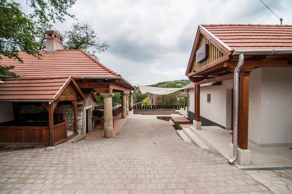 una casa con una pasarela entre dos edificios en Zsirai Guest House, en Mád