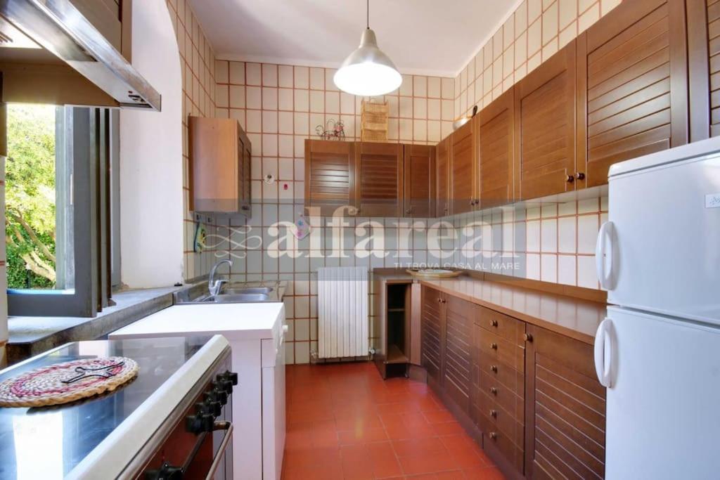 A kitchen or kitchenette at Villetta Ciro, 3 camere, giardino e parcheggio, a soli 50 m dal mare! by Alfareal
