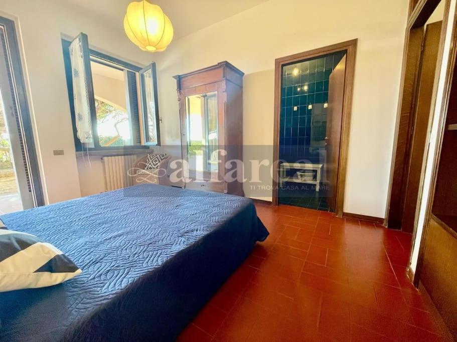 A bed or beds in a room at Villetta Ciro, 3 camere, giardino e parcheggio, a soli 50 m dal mare! by Alfareal