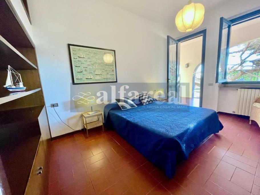 A bed or beds in a room at Villetta Ciro, 3 camere, giardino e parcheggio, a soli 50 m dal mare! by Alfareal