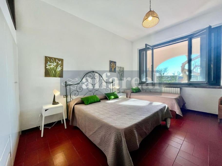 A bed or beds in a room at Villetta Ciro, 3 camere, giardino e parcheggio, a soli 50 m dal mare! by Alfareal