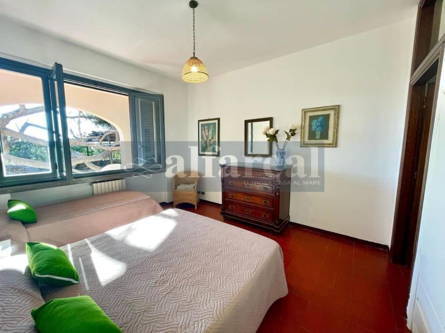 A bed or beds in a room at Villetta Ciro, 3 camere, giardino e parcheggio, a soli 50 m dal mare! by Alfareal