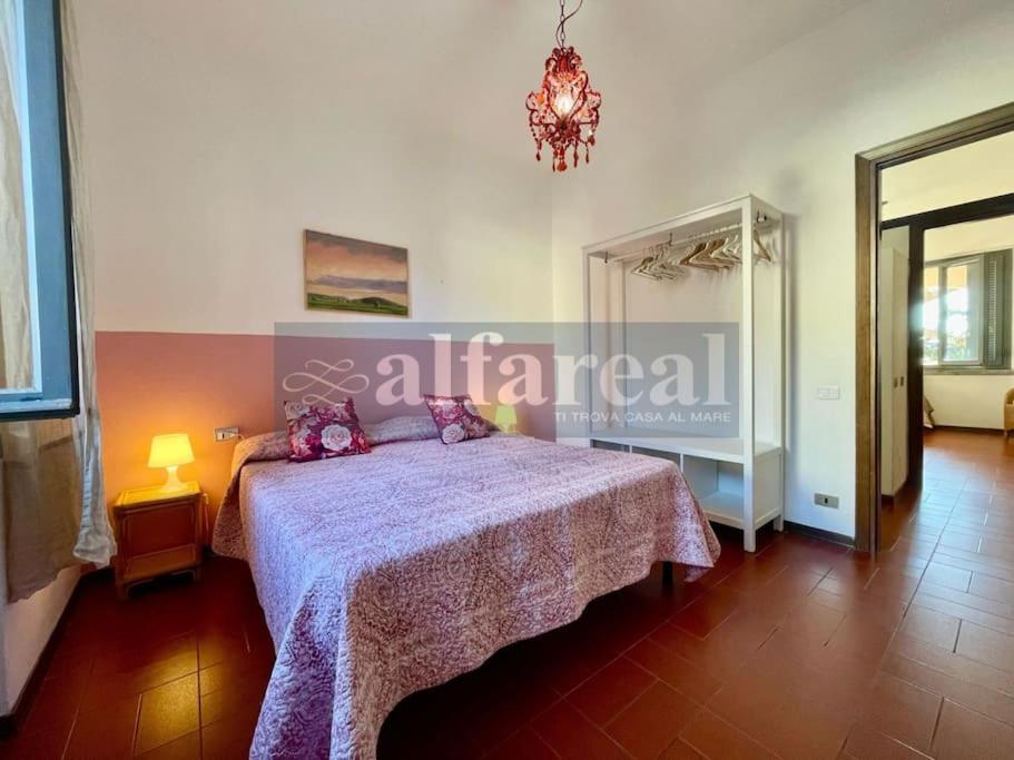 A bed or beds in a room at Villetta Ciro, 3 camere, giardino e parcheggio, a soli 50 m dal mare! by Alfareal