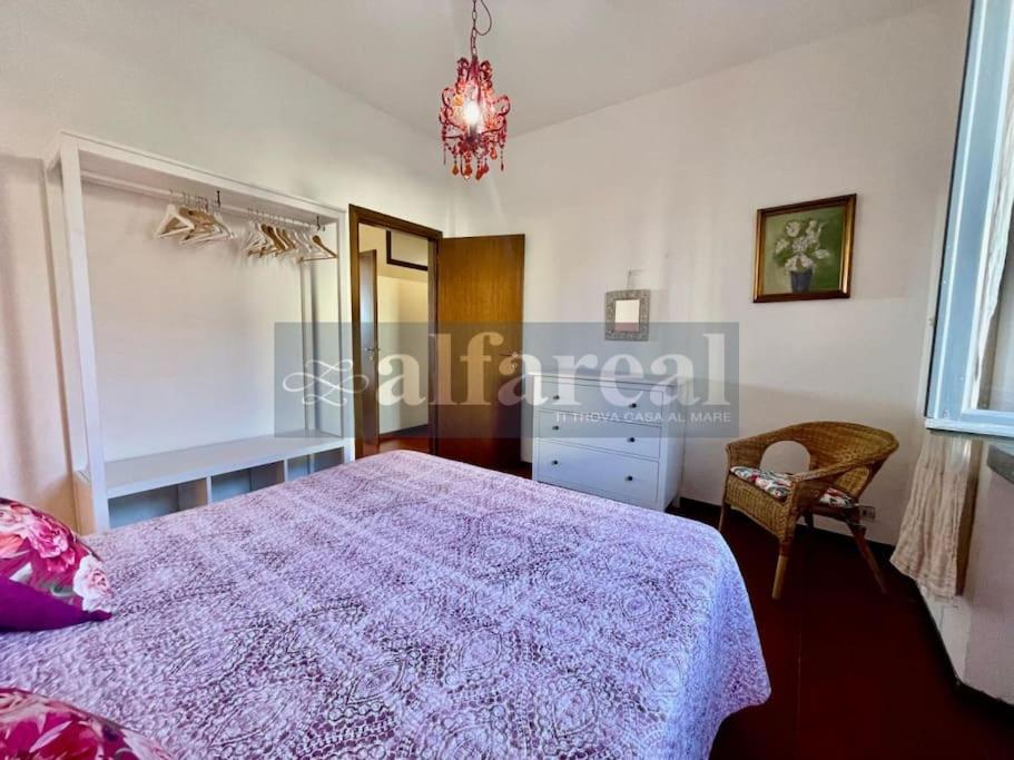 A bed or beds in a room at Villetta Ciro, 3 camere, giardino e parcheggio, a soli 50 m dal mare! by Alfareal