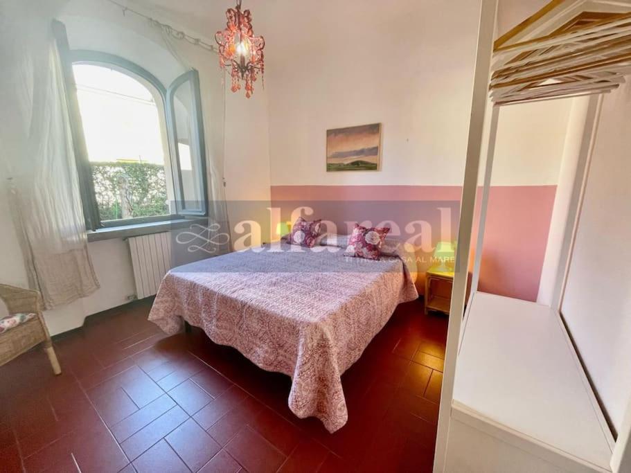 A bed or beds in a room at Villetta Ciro, 3 camere, giardino e parcheggio, a soli 50 m dal mare! by Alfareal