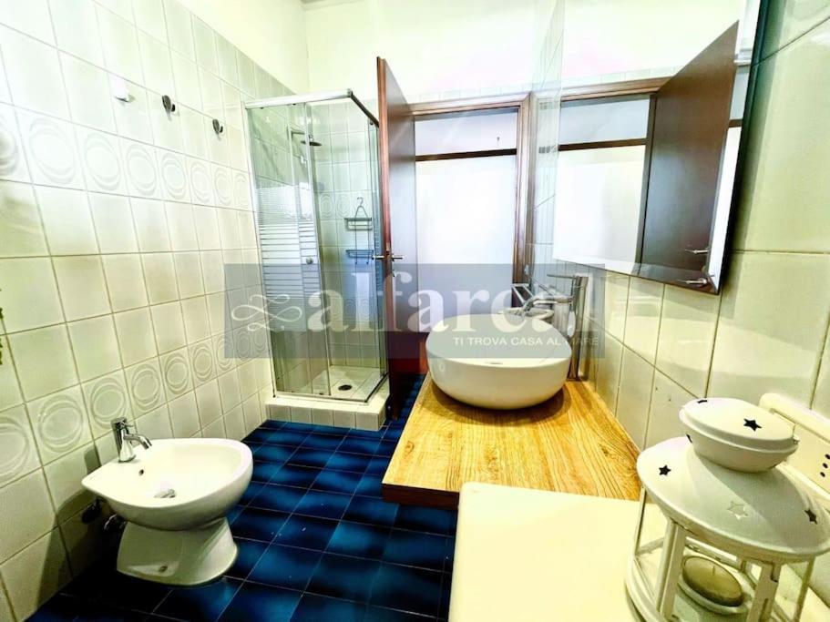 A bathroom at Villetta Ciro, 3 camere, giardino e parcheggio, a soli 50 m dal mare! by Alfareal