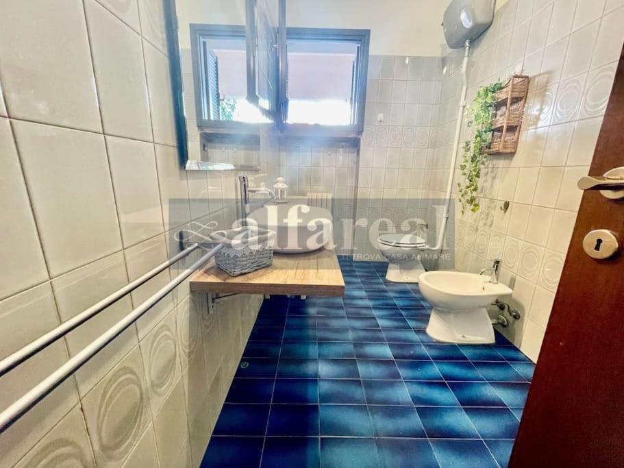 A bathroom at Villetta Ciro, 3 camere, giardino e parcheggio, a soli 50 m dal mare! by Alfareal