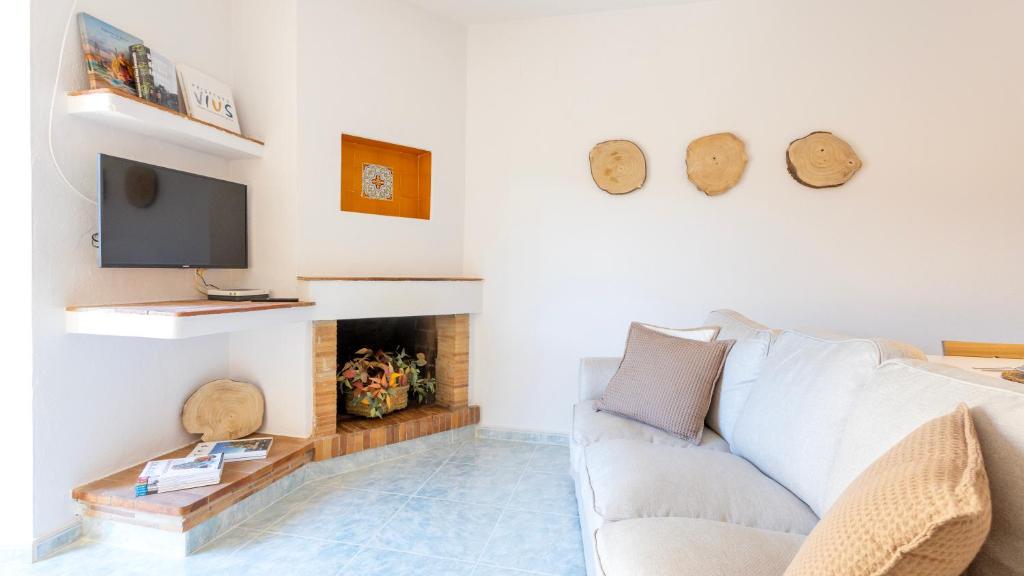 uma sala de estar com um sofá e uma lareira em FONTETA em Fonteta