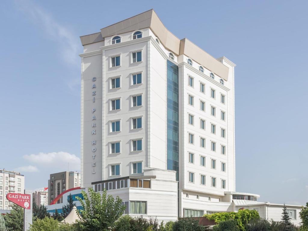 アンカラにあるGazi Park Hotelの窓が多い白い高い建物