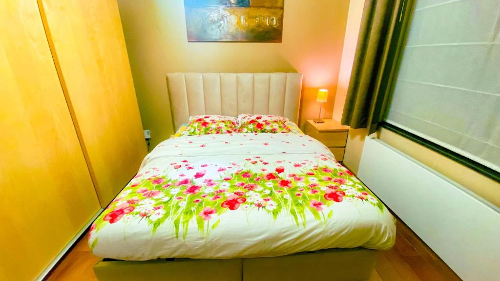 a bed with flowers on it in a room at B&B Jacqmain in Brussels