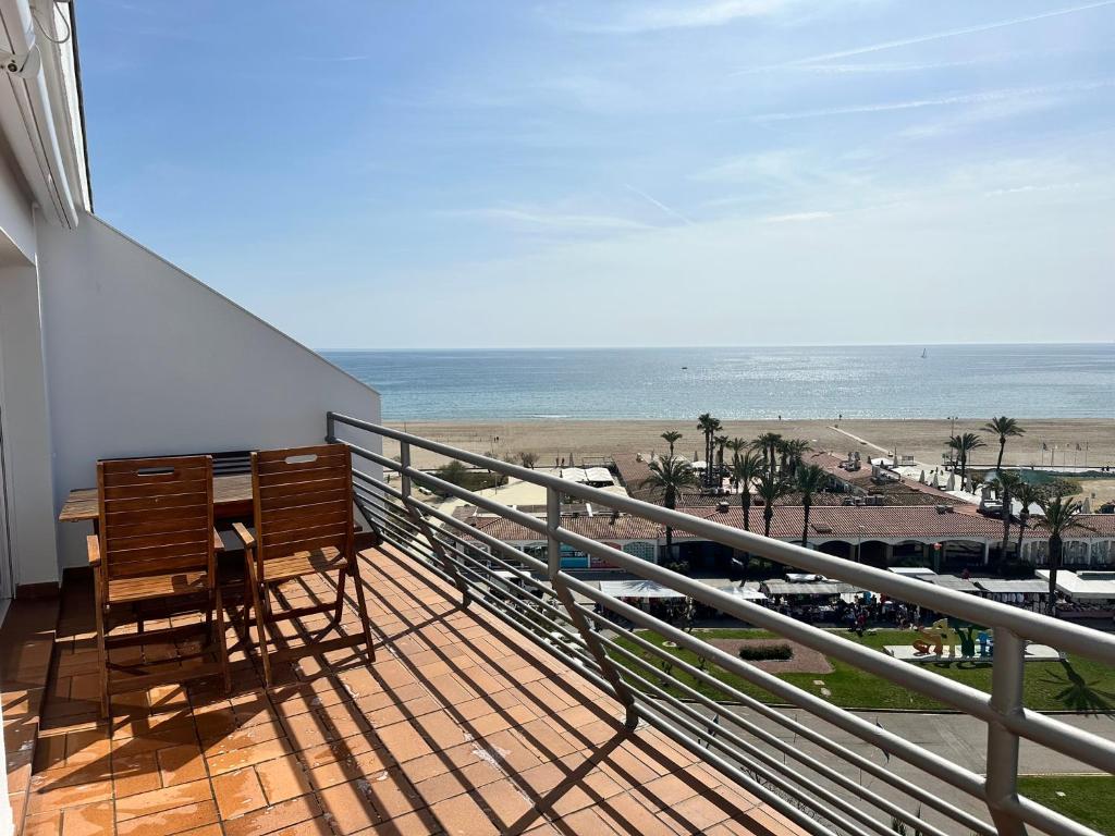 Balcó o terrassa a AwayDays - 802 - Incredible 1-Bed Apartment with Magical Views