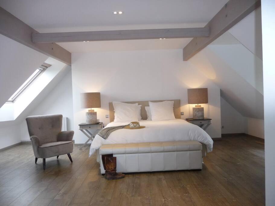 En eller flere senge i et værelse på Longère de château en Bourgogne - avec piscine