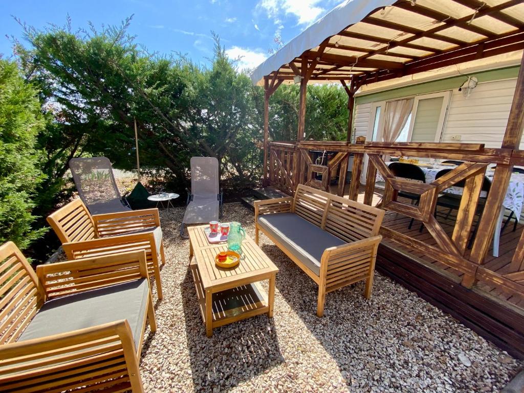 un groupe de chaises et une table sur une terrasse dans l'établissement Mobil home confortable Gorges du Verdon, à Sainte-Croix-de-Verdon