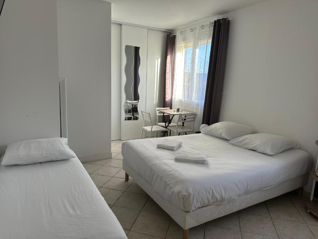 a bedroom with a bed with two towels on it at La douceur au coeur des chateaux de la Loire in Fondettes