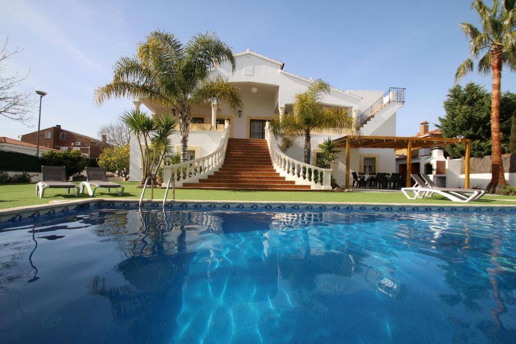 een huis met een zwembad voor een huis bij Villa Gladiols in Cambrils