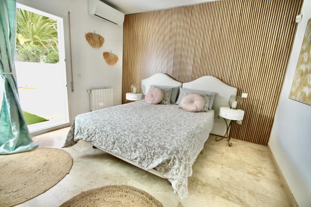 a bedroom with a bed with two pink pillows at Sapore di mare Luxury B&B and Cooking in Marbella
