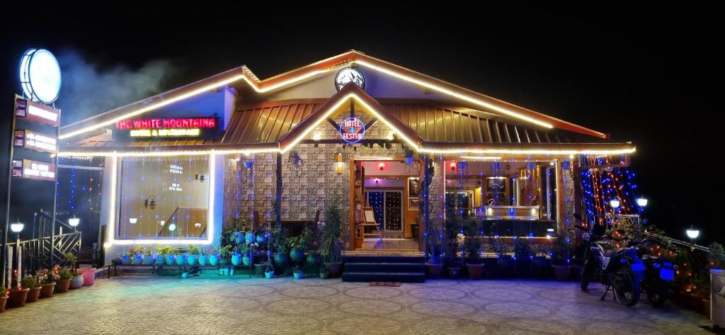 een gebouw met kerstverlichting ervoor bij The White mountaina in Mukteswar