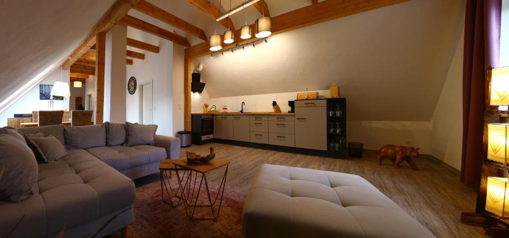 a living room with a couch and a kitchen at Am Grünen Meer in Müschen