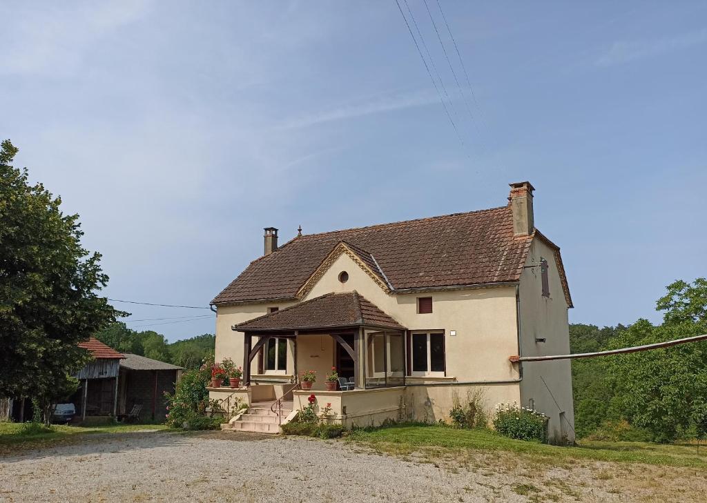 une grande maison blanche avec un toit dans l'établissement Maison de campagne Lot/Dordogne, à Rouffilhac
