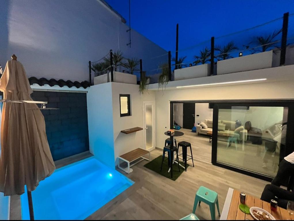 uma sala de estar com um piso azul e uma casa em Jacuzzi Suite Paradise em Ciudad Real