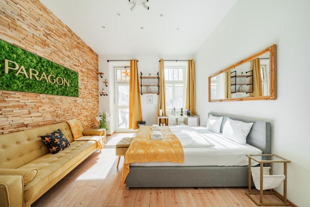 ein Schlafzimmer mit einem Bett und einer Ziegelwand in der Unterkunft Classy Modern Studio - Free Parking in Wien