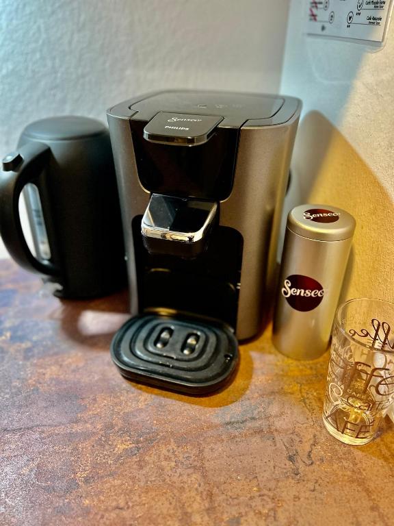 Příslušenství pro přípravu čaje a kávy v ubytování LIVE-IN Tiny Studiowohnung