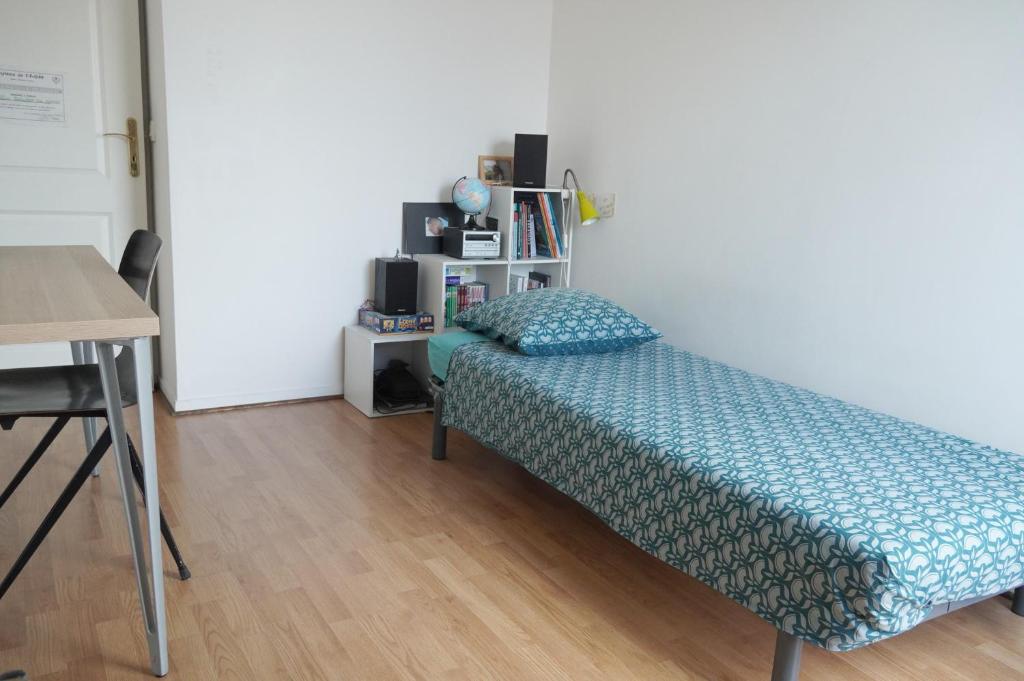 une chambre avec un lit, un bureau et une table dans l'établissement chambre privée POUR FEMME UNIQUEMENT dans appartement à partager - spatieux - 15 minutes Paris, à Saint-Denis