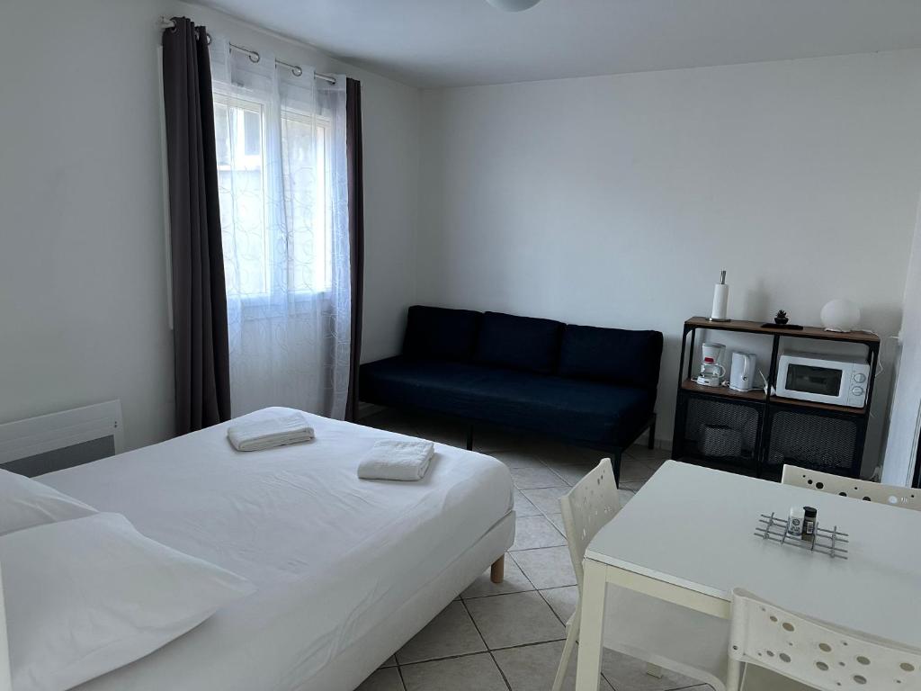 FondettesにあるLa campagne à 5 minutes de Tours.のベッドとソファとテーブルのある部屋