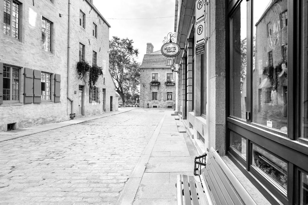 uma foto a preto e branco de uma rua vazia em Les Lofts Champlain - Par Les Lofts Vieux-Québec em Cidade de Quebec