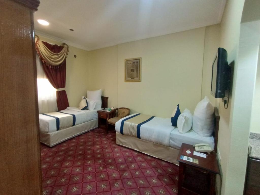 Cama o camas de una habitación en Al Azhar Nuzhah Hotel