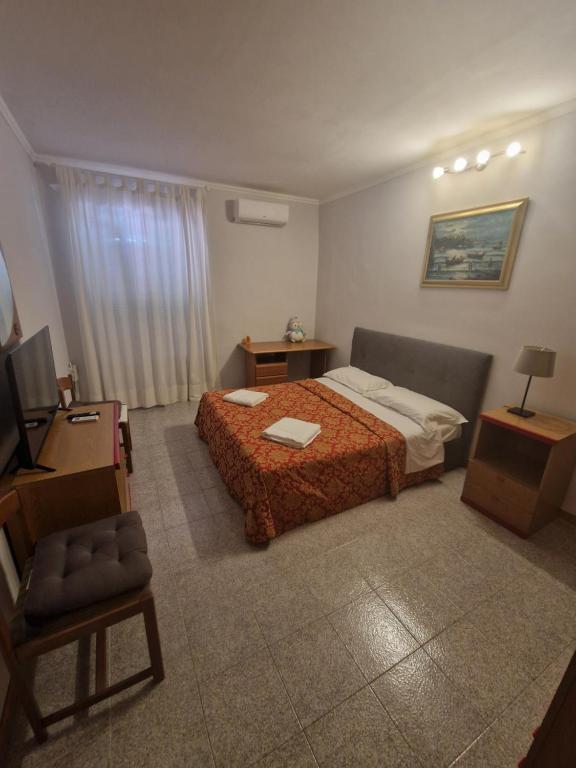 Habitación de hotel con cama y TV en Alloggio Hello Roma 2.0 en Roma
