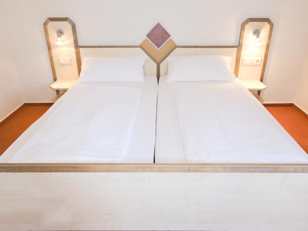 Postel nebo postele na pokoji v ubytování Hotel Burgklause