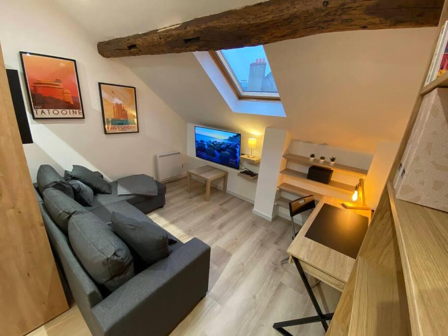 un salon avec un canapé et une télévision à écran plat dans l'établissement ☆ City lodge ☆ Super-meublé pro #Montlhéry, à Montlhéry