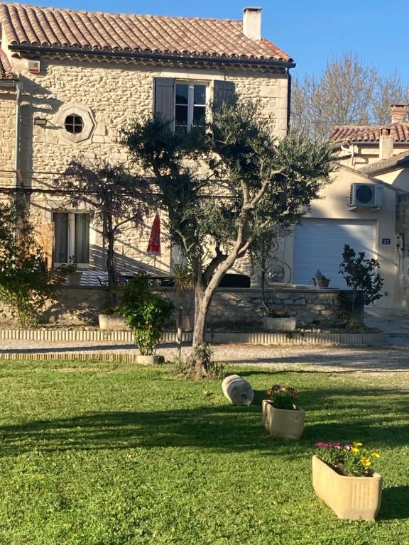 a house with a tree in the yard at Mas de Cachoun in Barbentane