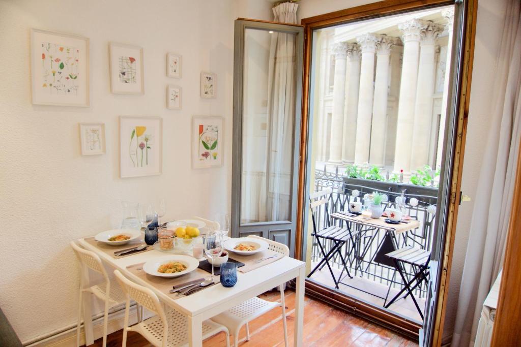 uma sala de jantar com uma mesa e cadeiras e uma janela em TOP APARTMENT frente a la Catedral em Pamplona