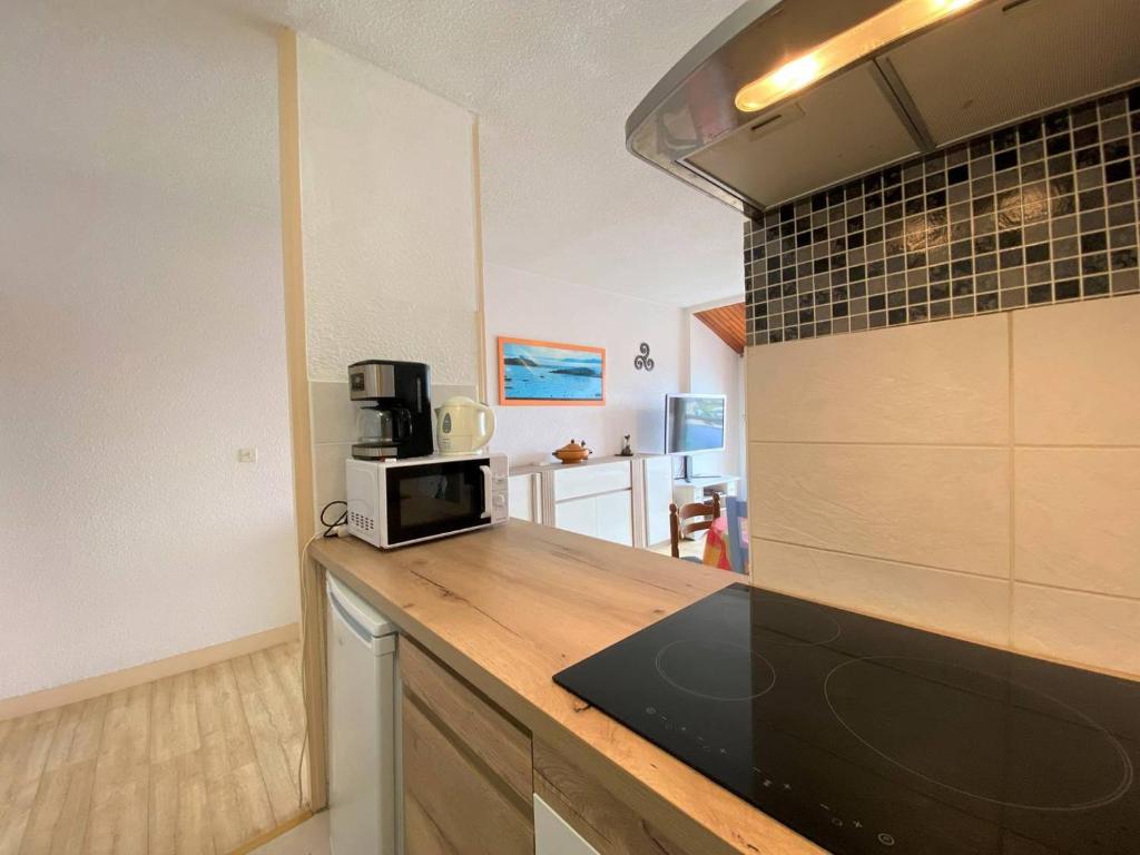 Kuchyňa alebo kuchynka v ubytovaní Appartement vue MER avec WIFI, parking, au port de de PERROS-GUIREC - Réf 848