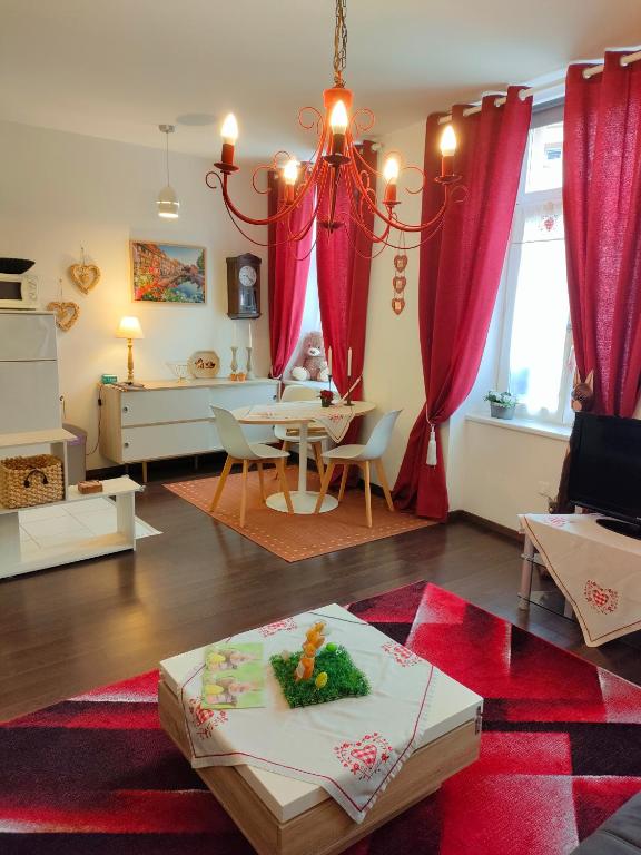 Hotel "Coeur d'elsass St Eloi centre ville avec parking, a living room with a table with a cake on it at "Coeur d'elsass St Eloi centre ville avec parking in Colmar