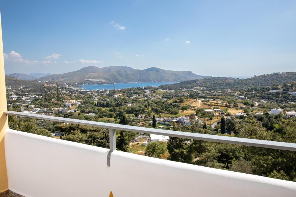 - une vue depuis le balcon d'une maison dans l'établissement Nick and Bill's Family House Leros, à Vromolithos