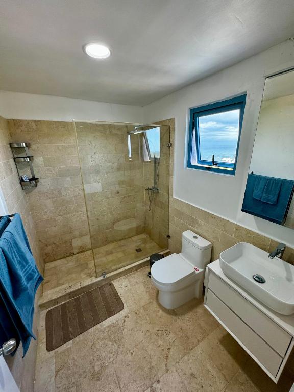 e bagno con servizi igienici, doccia e lavandino. di Juan Dolio, Beach Access 2 BR Apt Salitre Tower front of Club Hemingway a Juan Dolio
