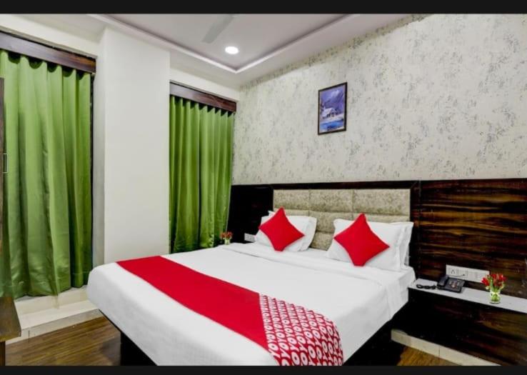 Postel nebo postele na pokoji v ubytování HOTEL SAROVAR INN