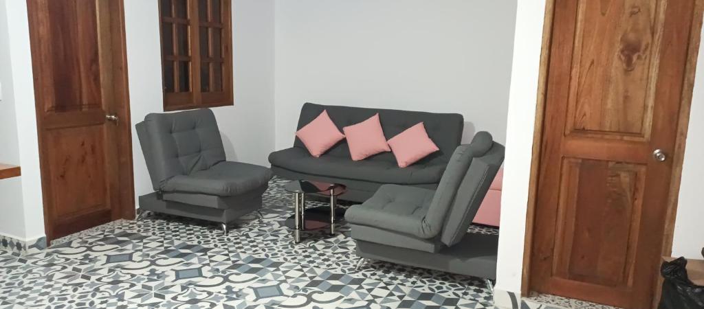 ein Wohnzimmer mit einem Sofa und einem Stuhl in der Unterkunft Lindo Apartamento 2 in Jardin