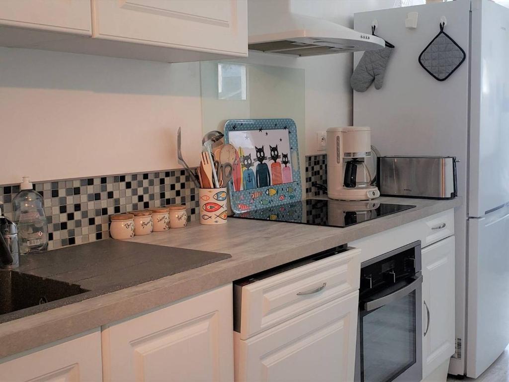 Kuchyňa alebo kuchynka v ubytovaní Appartement avec balcon VUE MER plage de Trestraou à PERROS-GUIREC - Réf 903