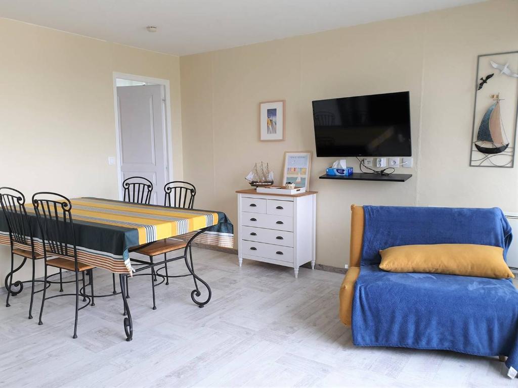 Televízia a/alebo spoločenská miestnosť v ubytovaní Appartement avec balcon VUE MER plage de Trestraou à PERROS-GUIREC - Réf 903